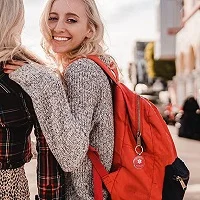 Viaja feliz y contenta junto a tus amigos y lleva a la vista en tu mochila el llevero de alerta médica que te puede salvar la vida en caso de necesidad y que podrás personalizar.