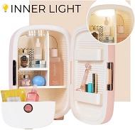 DISEÑO ELEGANTE CON LUZ INTERIOR: Esta nevera maquillaje es ideal para colocar en cualquier lugar gracias a su diseño retro y compacto con color rosa, es perfecta para cosméticos. Su interior está compuesto por tres compartimentos para guardar tus accesorios cosméticos, un cajón y dos baldas en la puerta. Incluye luz en el interior.