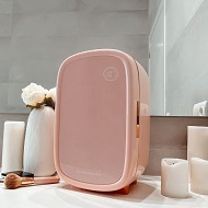 CAPACIDAD y DIMENSIONES: El frigorifico pequeño tiene una capacidad de hasta 12L que permite almacenar pequeños productos de cosmética. Sus medidas exteriores son 42 x 27 x 25 cm y sus medidas interiores son 36 x 22 x 11 cm.