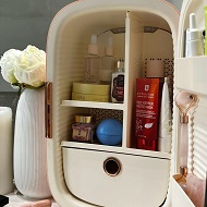 EXCLUSIVO USO COSMÉTICO: Este mini frigo retro cosméticos es perfecto para mantener tus cremas frías alcanzando una temperatura de 10ºC. En el interior de la puerta podrás dejar tus accesorios cosméticos de rutina facial favorita.