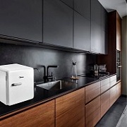 Piensa lo atractivo que luciría un pequeño frigorífico Minibar en tu cocina. Te damos la solución, mira como quedaría tu minibar MIDEA de 43L.